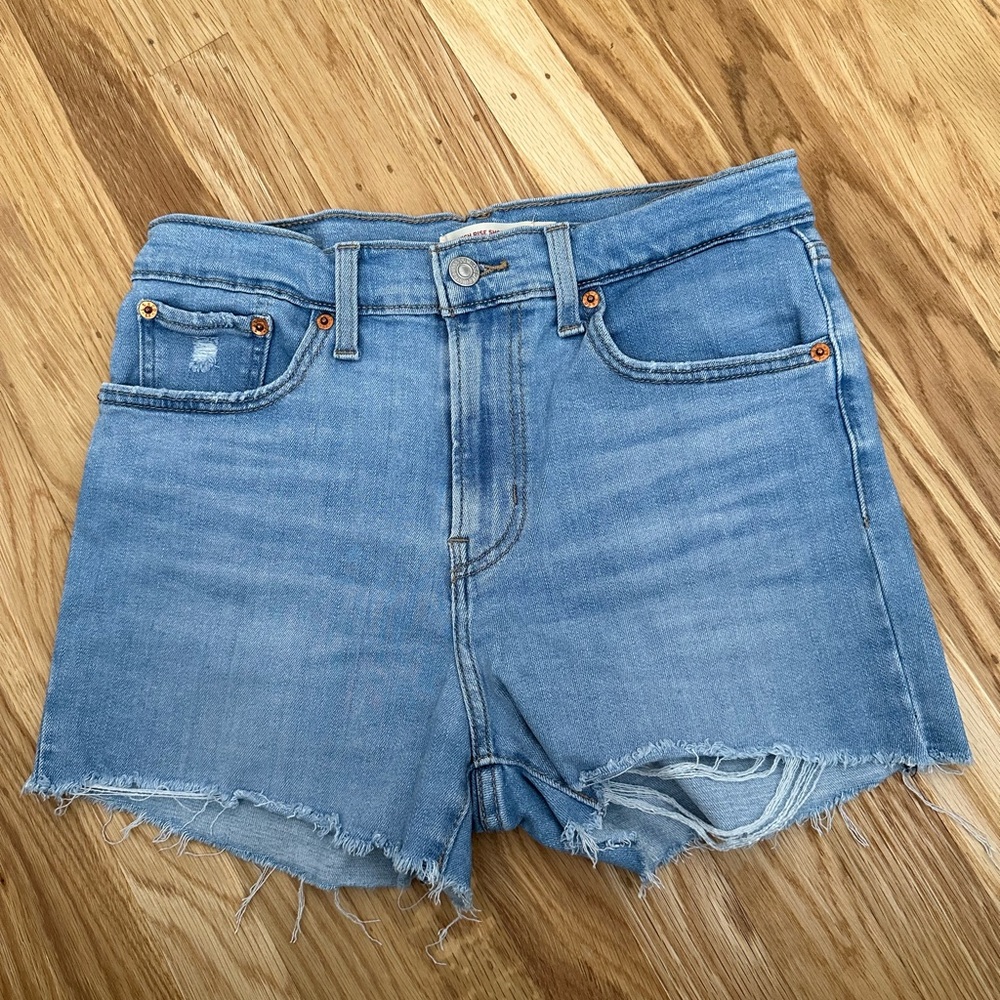Levi’s high rise shorts size 28